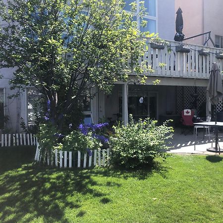 Hamptons Rose Garden Family! Hotel YYC Exterior foto