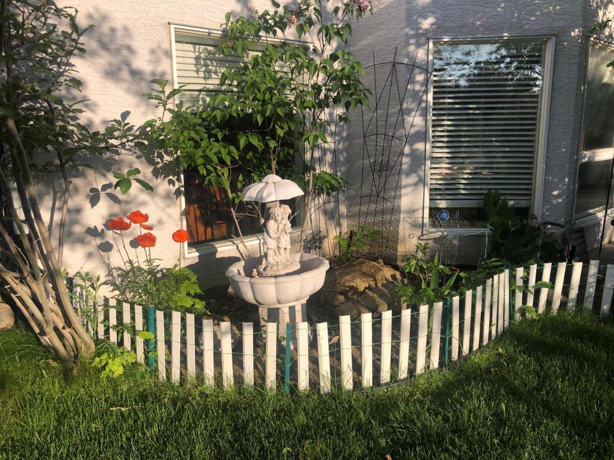 Hamptons Rose Garden Family! Hotel YYC Exterior foto