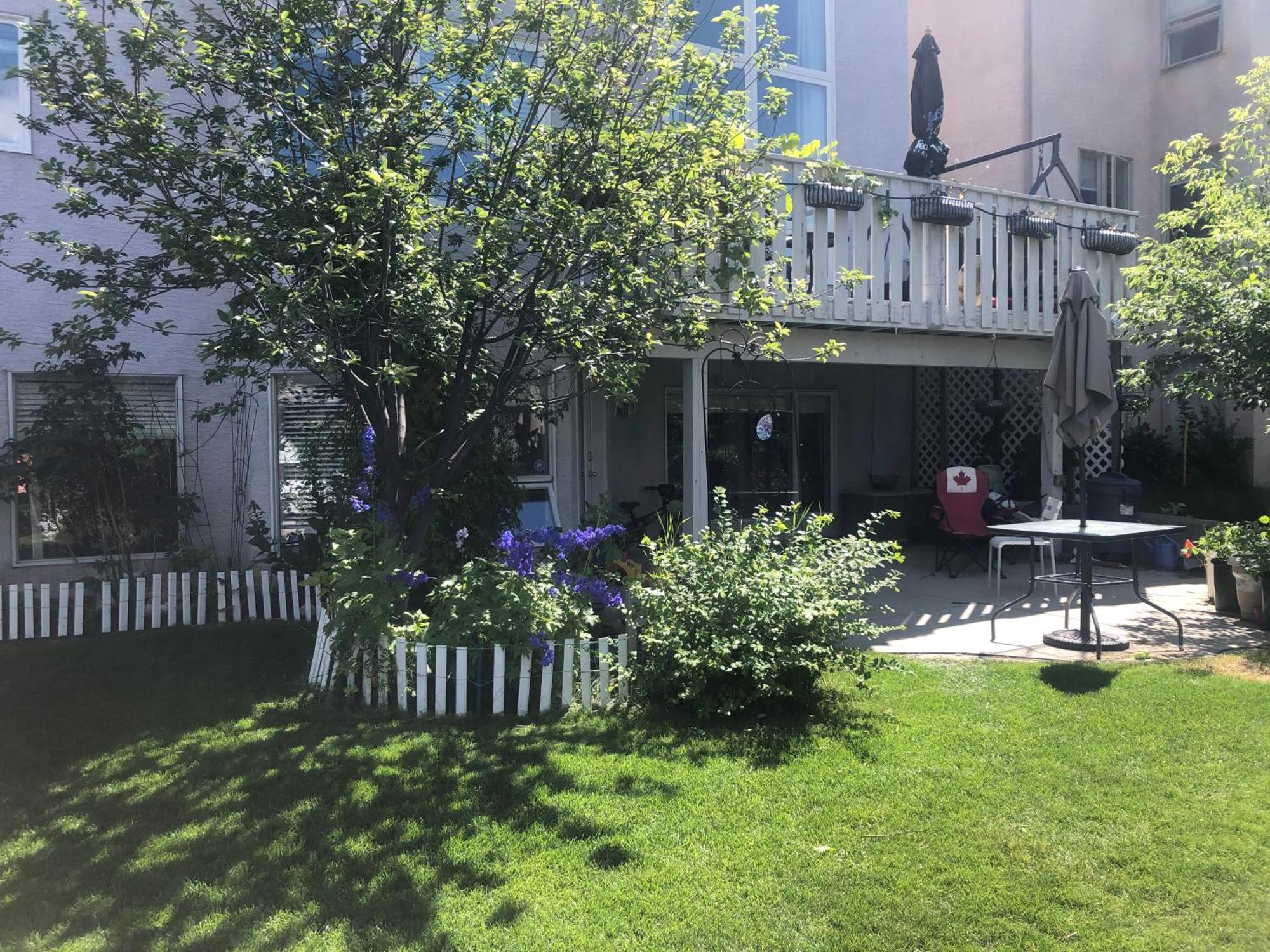 Hamptons Rose Garden Family! Hotel YYC Exterior foto